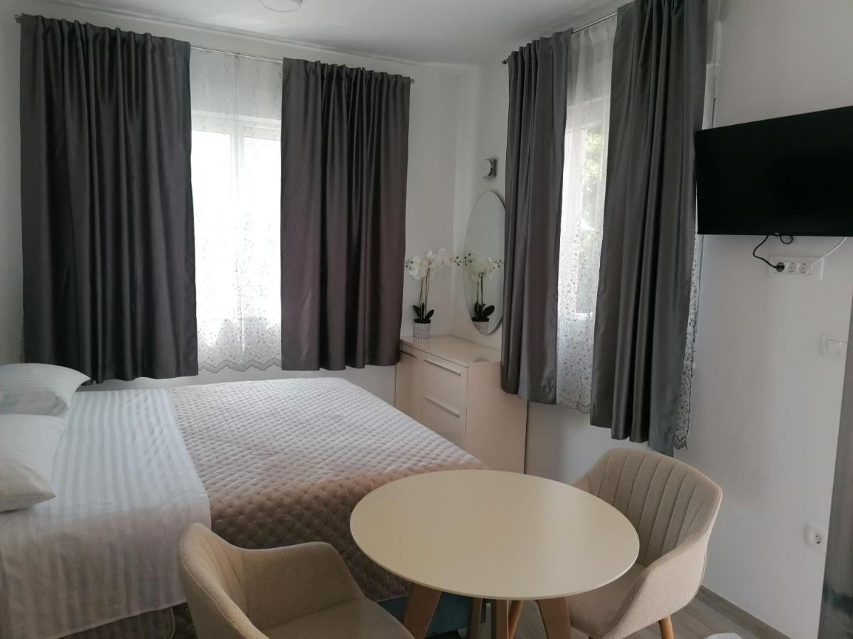 Apartments And Rooms Tomas โปดสตรานา ภายนอก รูปภาพ